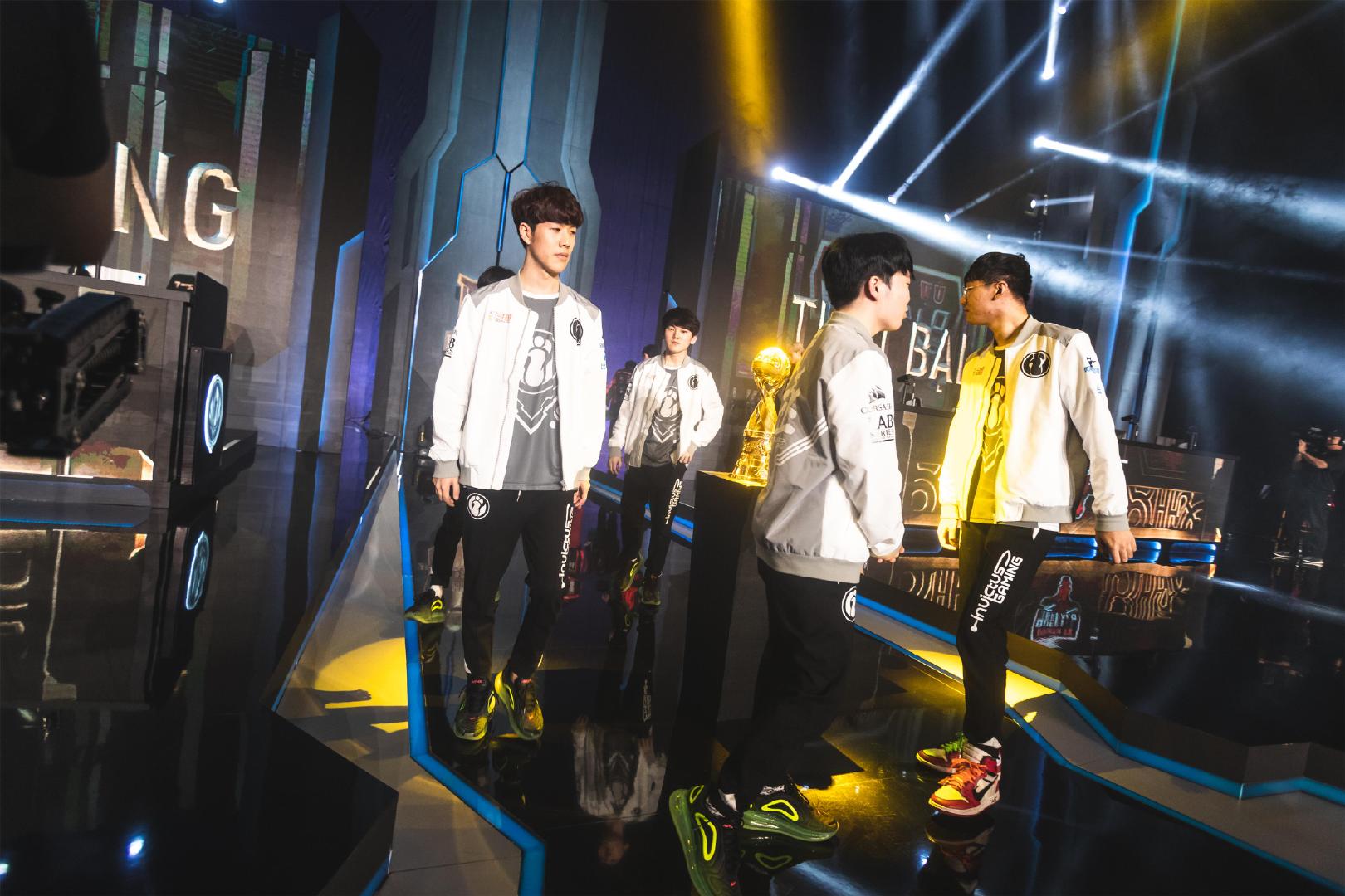 在韩国媒体近日放出的Ruler选手的夺冠采访中，Ruler选手对EDG的下路Leave选手和GEN的下路Peyz选手进行了称赞