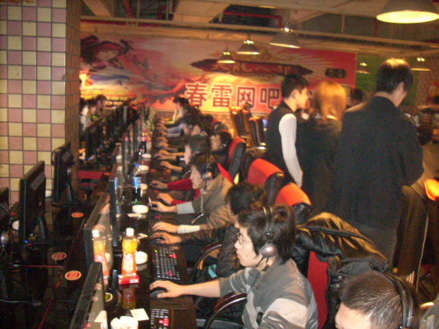 全力以赴的表演！上路、中路、下路和打野都做出了精彩的操作， EDward Gaming 击败了 Bilibili Gaming ，三支队伍全部获胜晋级