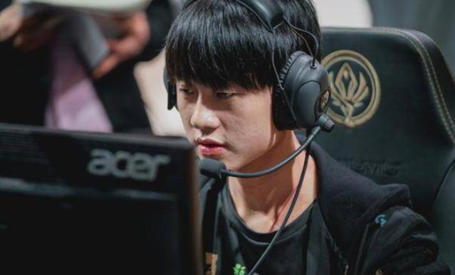 拿下强敌WBG后，BLG众人聚餐吃日料：绿毛在场，主教练Tabe比心